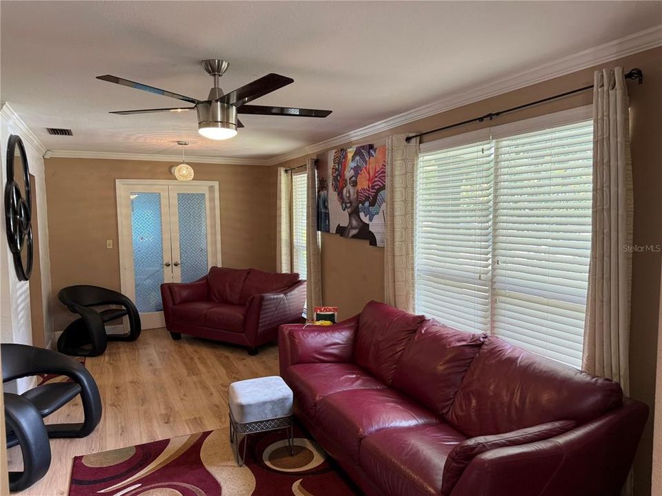 合同活跃: $382,000 (3 贝兹, 2 浴室, 1912 平方英尺)