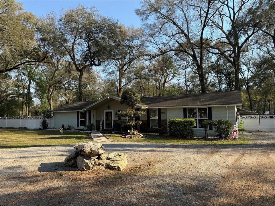 合同活跃: $382,000 (3 贝兹, 2 浴室, 1912 平方英尺)