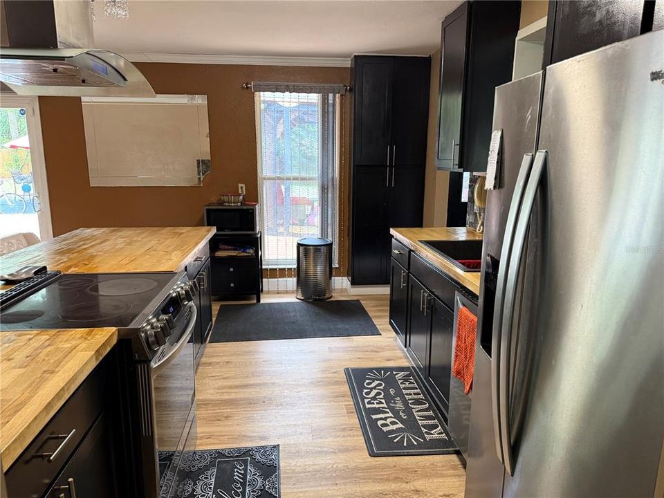 合同活跃: $382,000 (3 贝兹, 2 浴室, 1912 平方英尺)