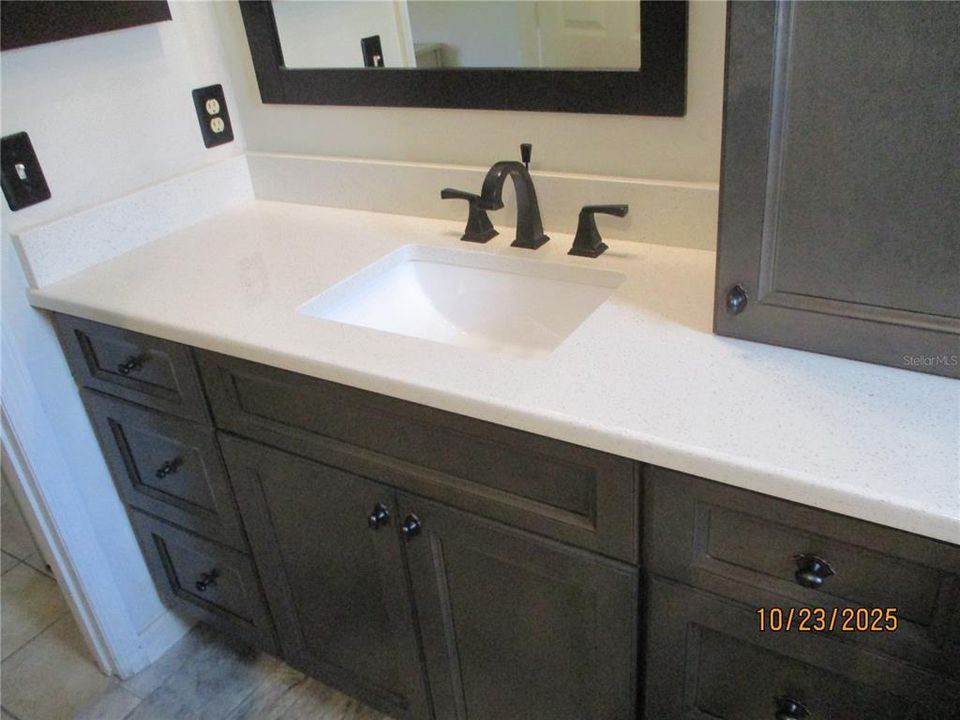 Active With Contract: $276,900 (2 beds, 2 baths, 1216 Square Feet)