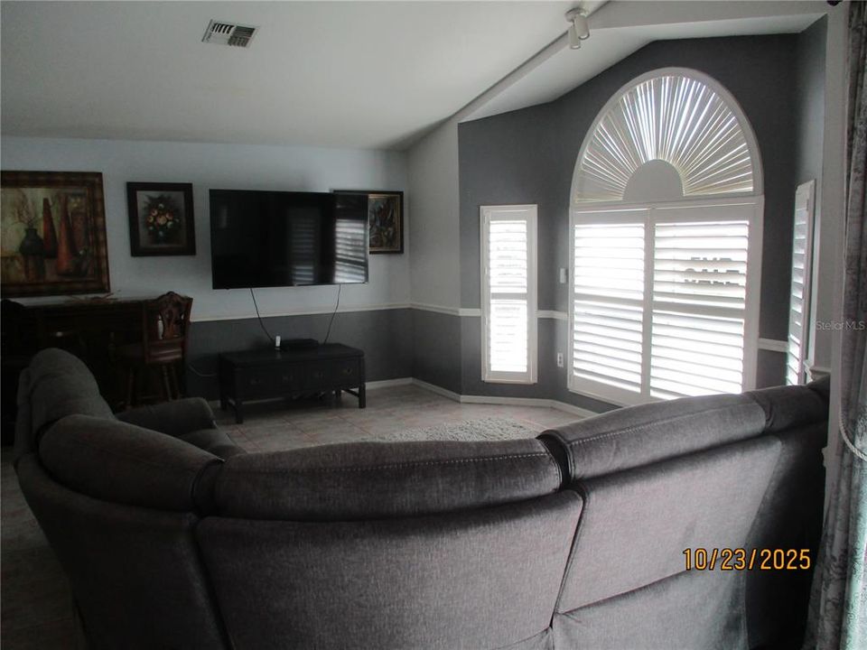 Active With Contract: $276,900 (2 beds, 2 baths, 1216 Square Feet)