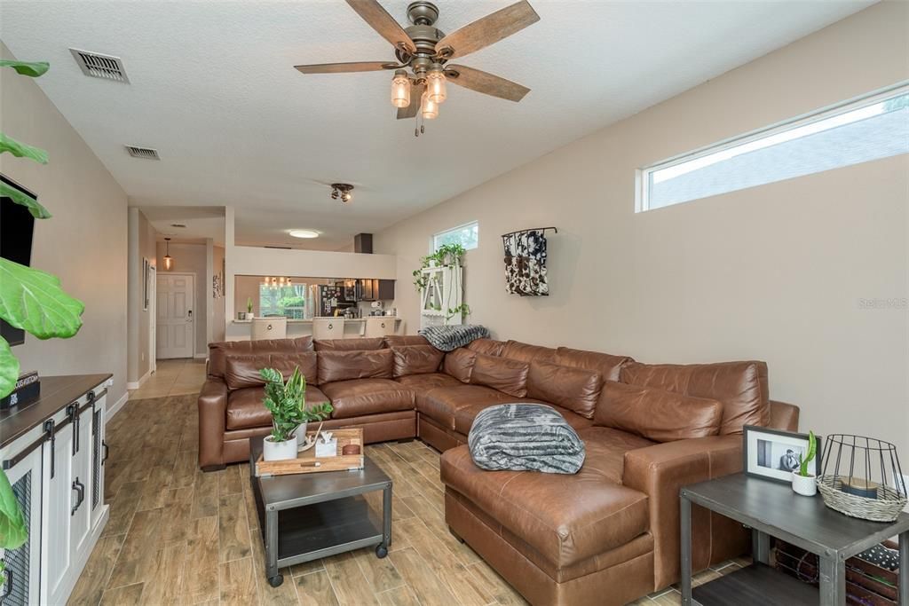 Active With Contract: $319,000 (3 beds, 2 baths, 1413 Square Feet)