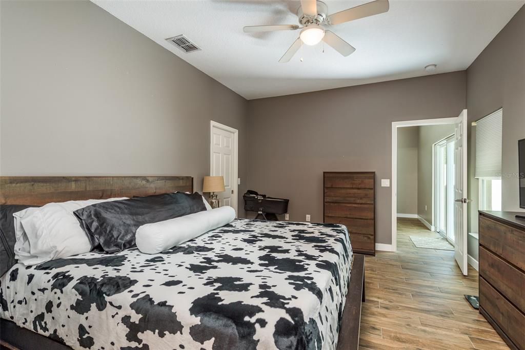 Active With Contract: $319,000 (3 beds, 2 baths, 1413 Square Feet)