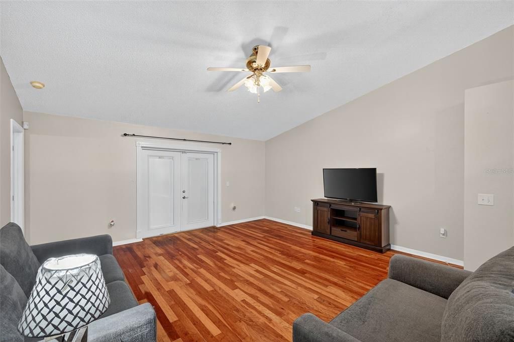 Под контрактом: $330,000 (3 спален, 2 ванн, 1506 Квадратных фут)