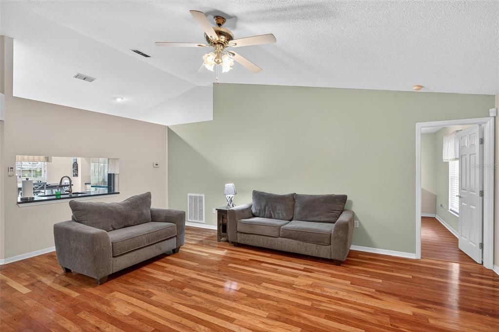 Под контрактом: $330,000 (3 спален, 2 ванн, 1506 Квадратных фут)