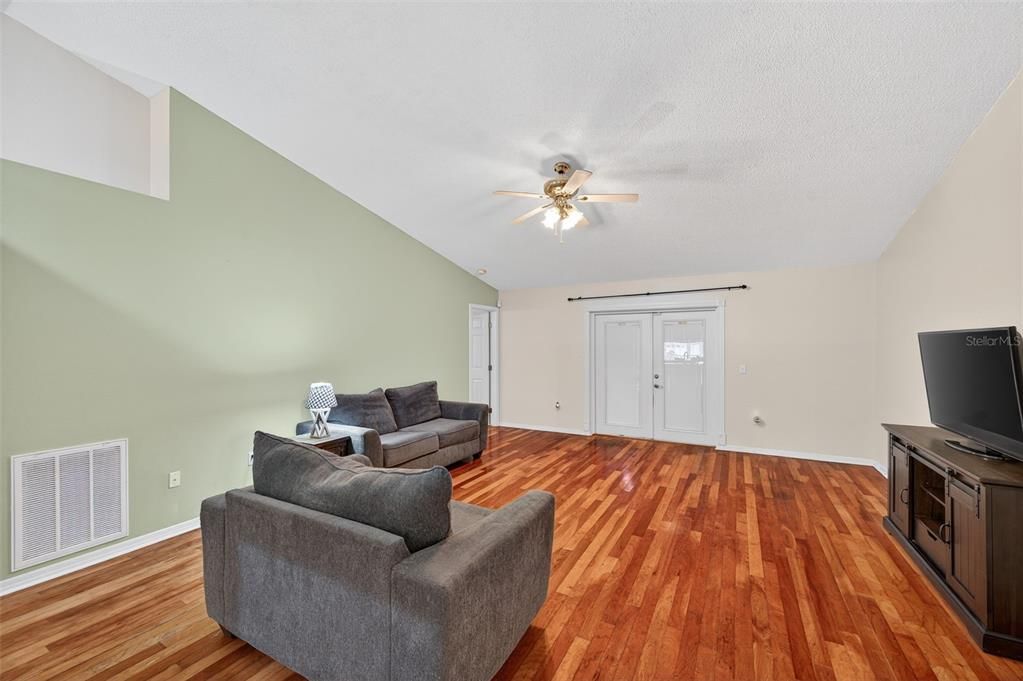 Под контрактом: $330,000 (3 спален, 2 ванн, 1506 Квадратных фут)