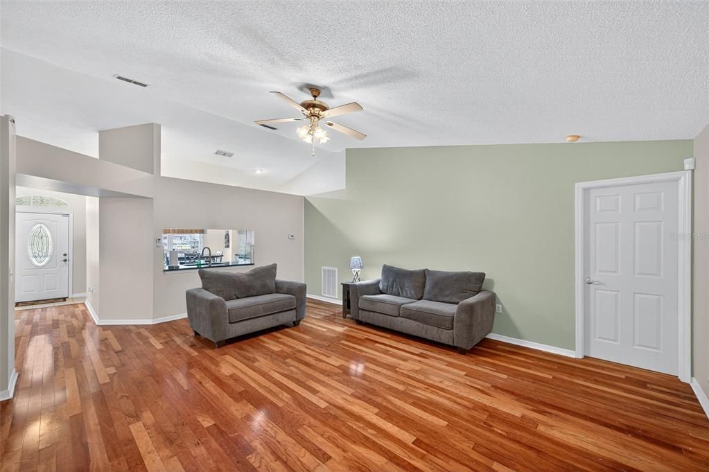 Под контрактом: $330,000 (3 спален, 2 ванн, 1506 Квадратных фут)