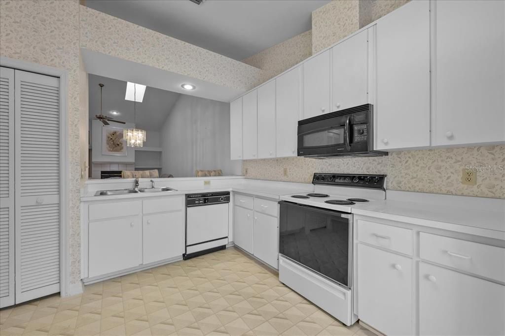 待售: $225,000 (2 贝兹, 2 浴室, 1185 平方英尺)