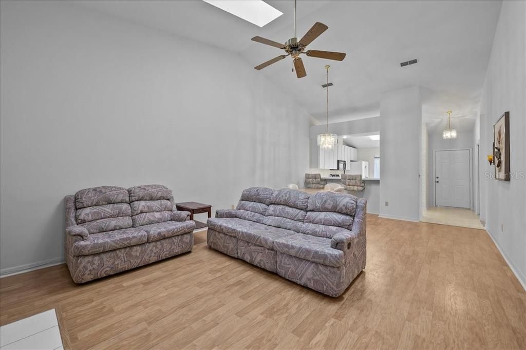 待售: $225,000 (2 贝兹, 2 浴室, 1185 平方英尺)