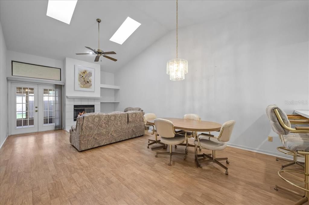 待售: $225,000 (2 贝兹, 2 浴室, 1185 平方英尺)