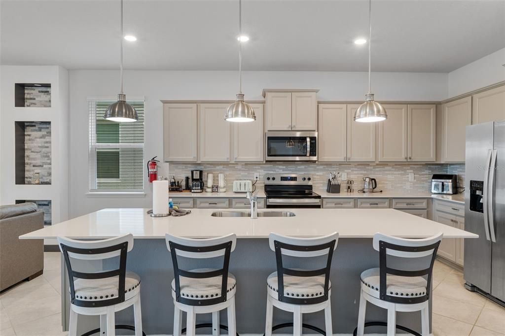 待售: $925,000 (8 贝兹, 6 浴室, 4034 平方英尺)