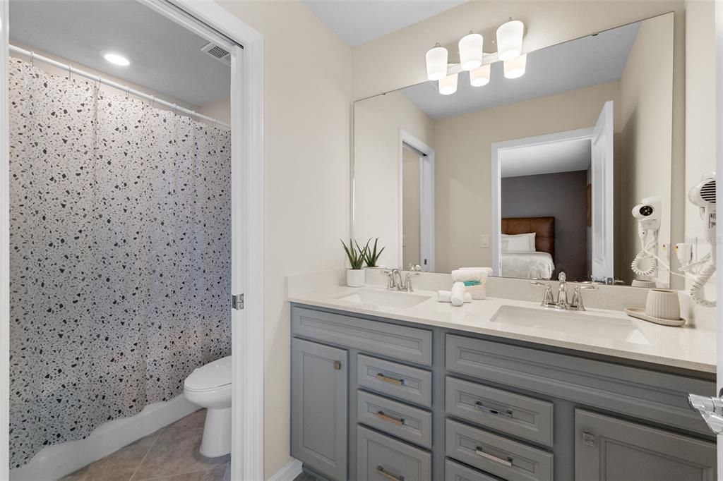 待售: $925,000 (8 贝兹, 6 浴室, 4034 平方英尺)