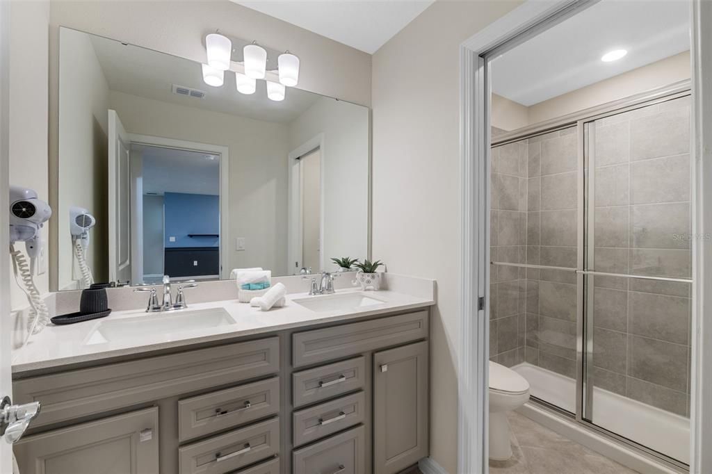 待售: $925,000 (8 贝兹, 6 浴室, 4034 平方英尺)