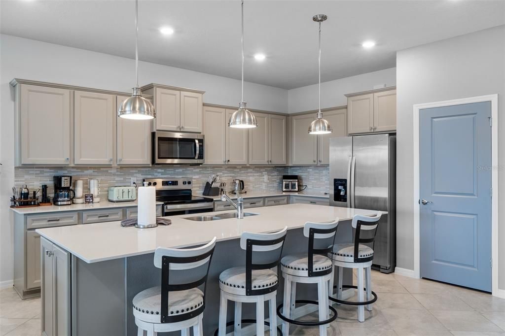 待售: $925,000 (8 贝兹, 6 浴室, 4034 平方英尺)