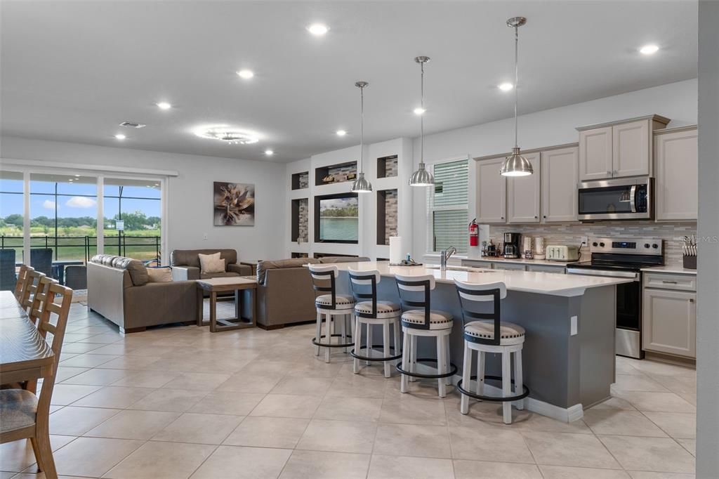 待售: $925,000 (8 贝兹, 6 浴室, 4034 平方英尺)