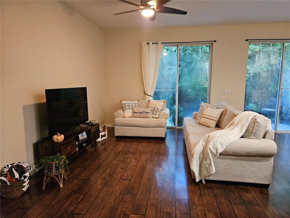 En Venta: $318,900 (2 camas, 2 baños, 1558 Pies cuadrados)