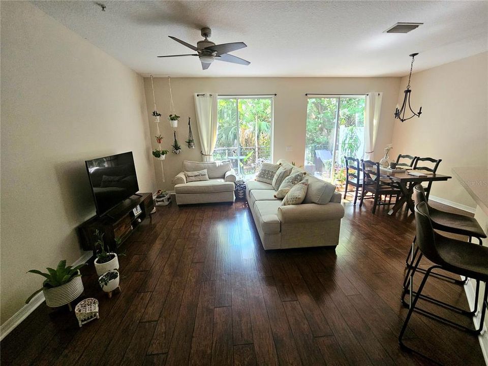 En Venta: $318,900 (2 camas, 2 baños, 1558 Pies cuadrados)