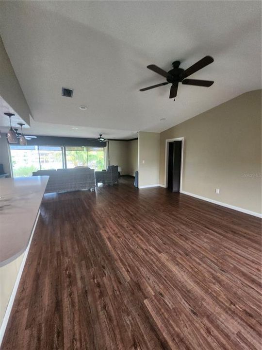 For Rent: $2,350 (3 beds, 2 baths, 1710 Square Feet)