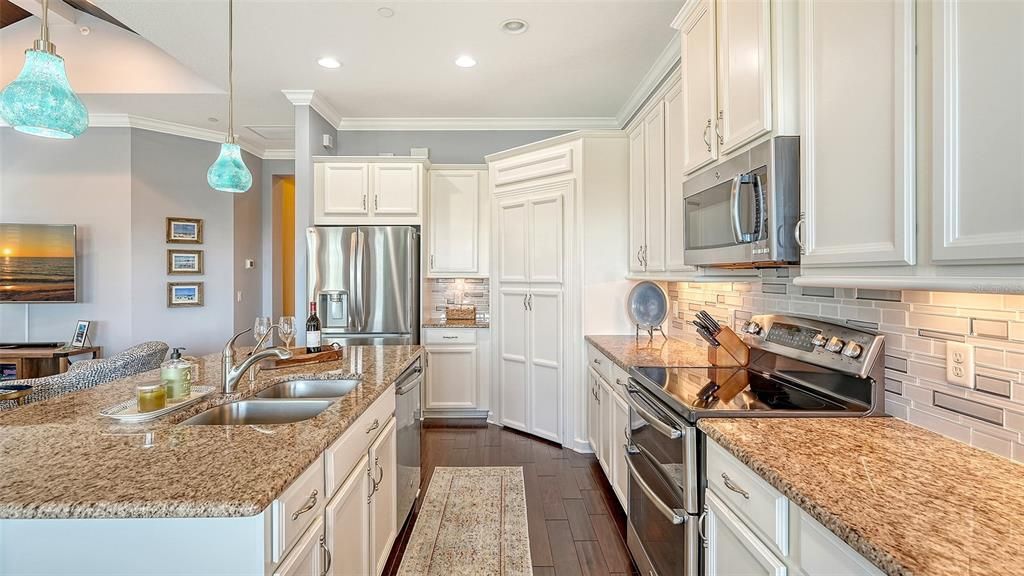 For Sale: $790,000 (2 beds, 2 baths, 2002 Square Feet)