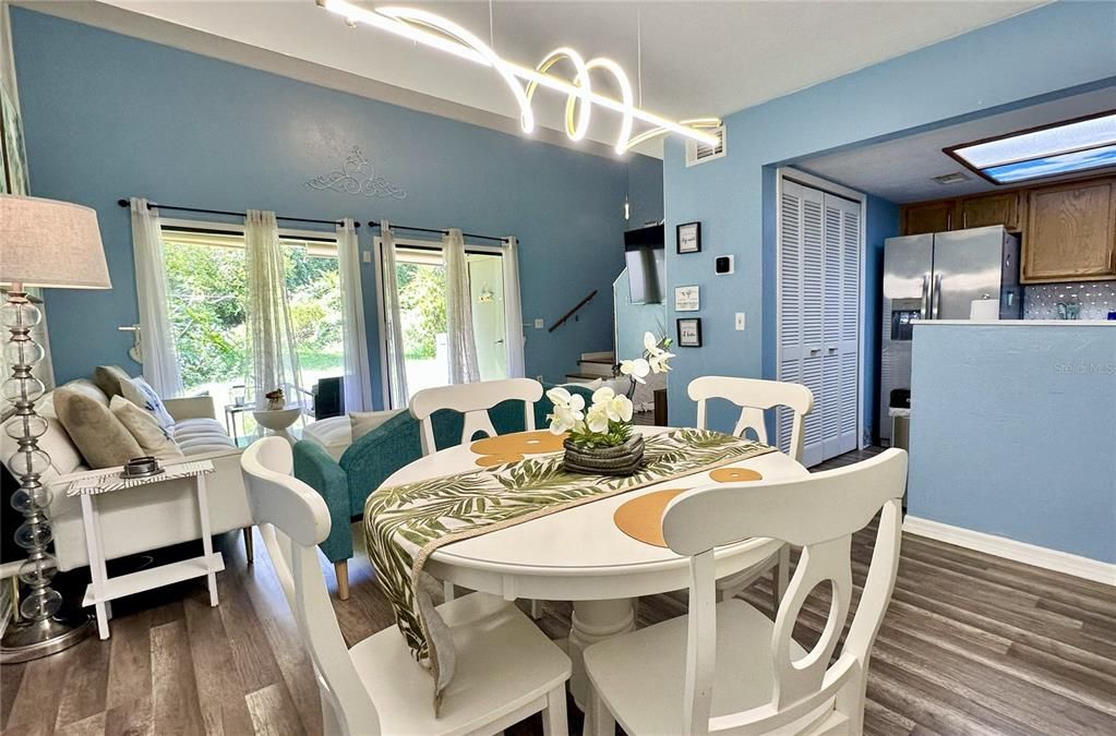 Под контрактом: $199,000 (2 спален, 2 ванн, 1070 Квадратных фут)