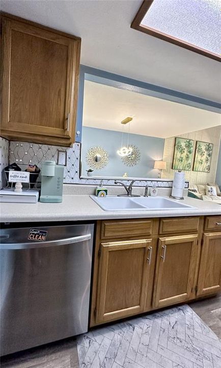 Под контрактом: $199,000 (2 спален, 2 ванн, 1070 Квадратных фут)