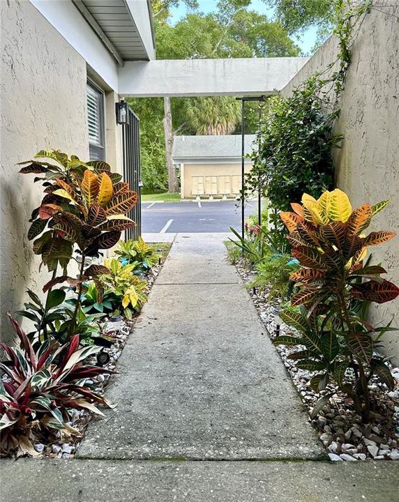 Под контрактом: $199,000 (2 спален, 2 ванн, 1070 Квадратных фут)