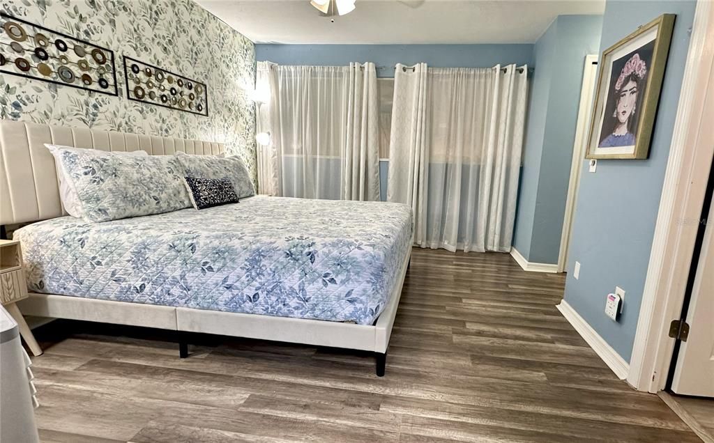 Под контрактом: $199,000 (2 спален, 2 ванн, 1070 Квадратных фут)