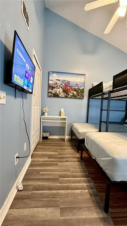 Под контрактом: $199,000 (2 спален, 2 ванн, 1070 Квадратных фут)