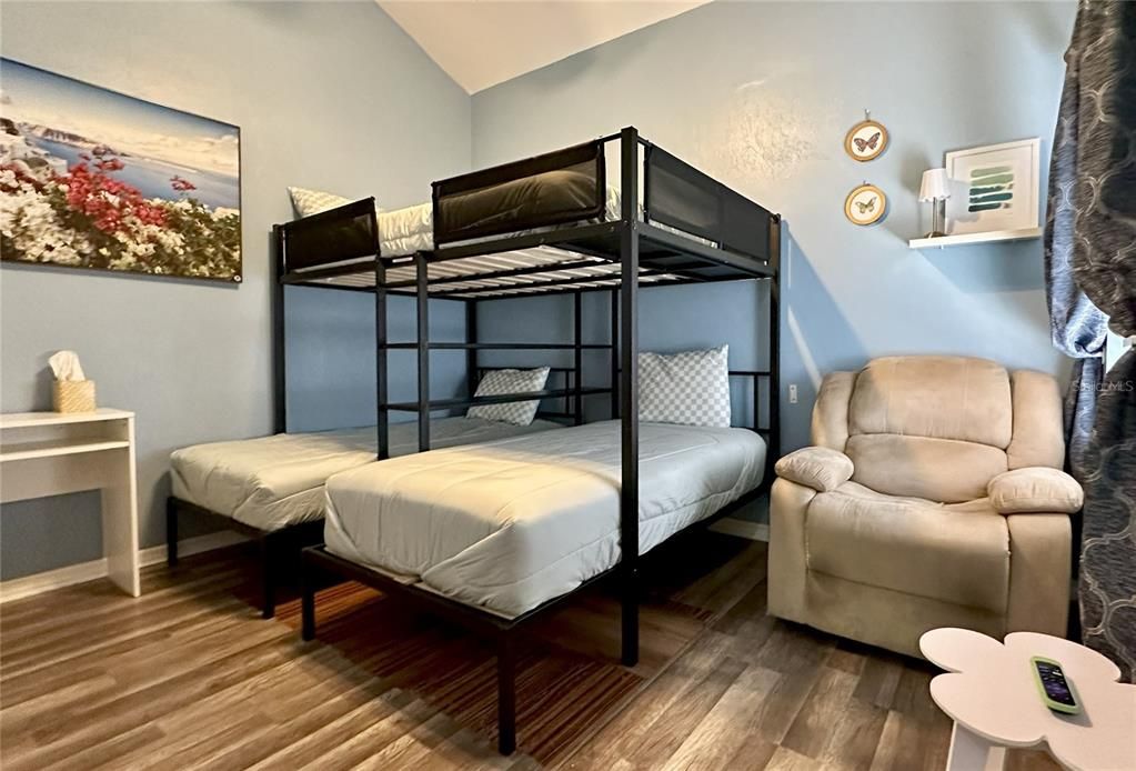 Под контрактом: $199,000 (2 спален, 2 ванн, 1070 Квадратных фут)