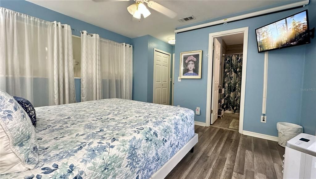 Под контрактом: $199,000 (2 спален, 2 ванн, 1070 Квадратных фут)