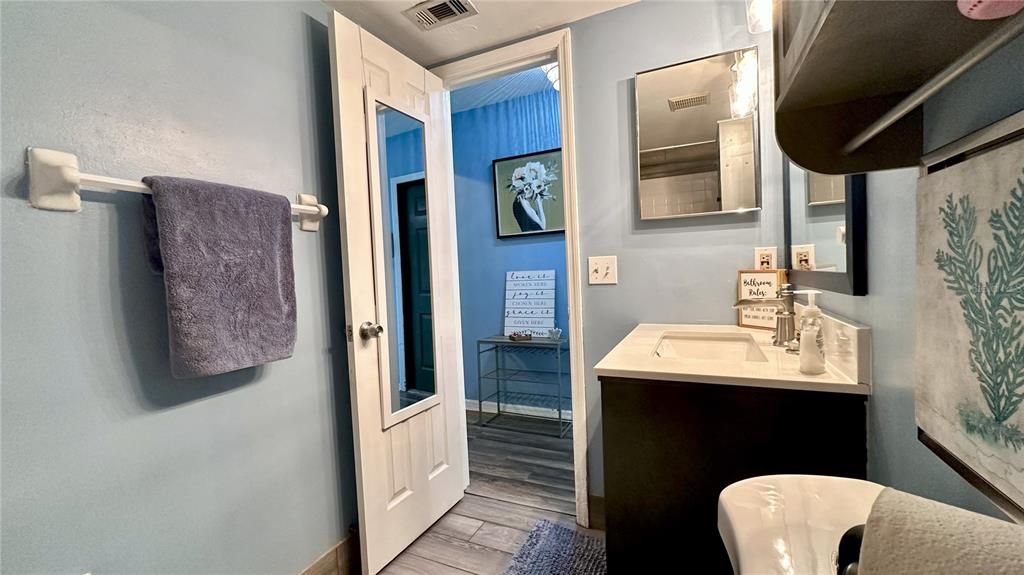 Под контрактом: $199,000 (2 спален, 2 ванн, 1070 Квадратных фут)