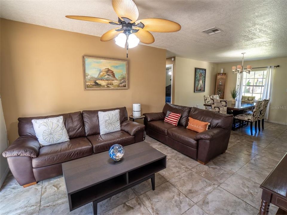 Под контрактом: $350,000 (3 спален, 2 ванн, 1092 Квадратных фут)