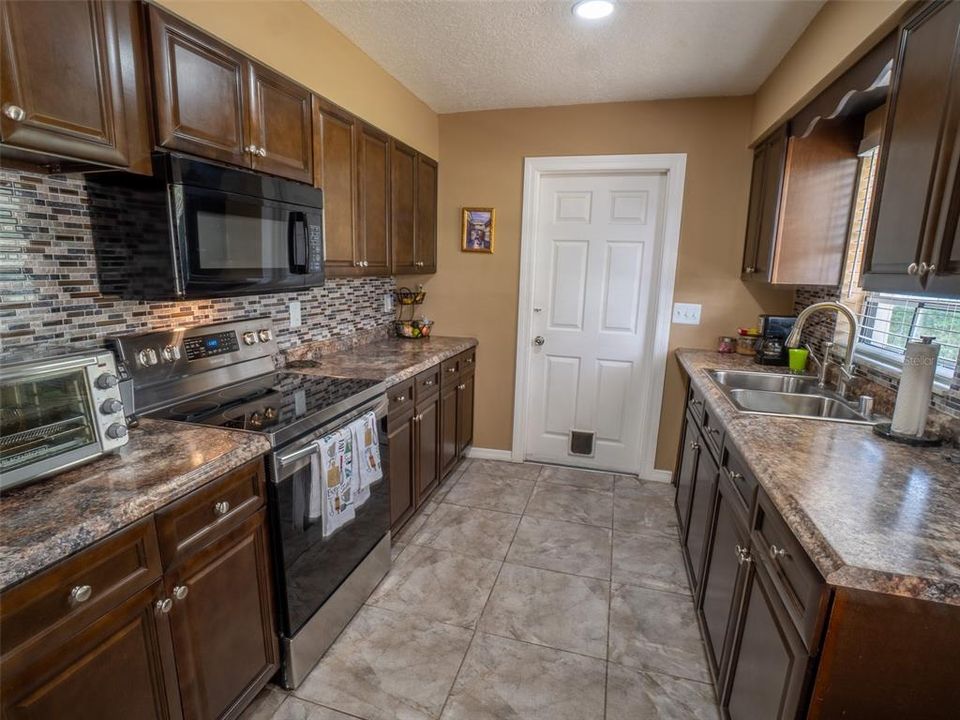 Под контрактом: $350,000 (3 спален, 2 ванн, 1092 Квадратных фут)