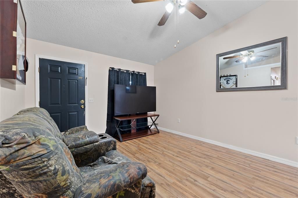 Activo con contrato: $229,000 (3 camas, 1 baños, 1063 Pies cuadrados)