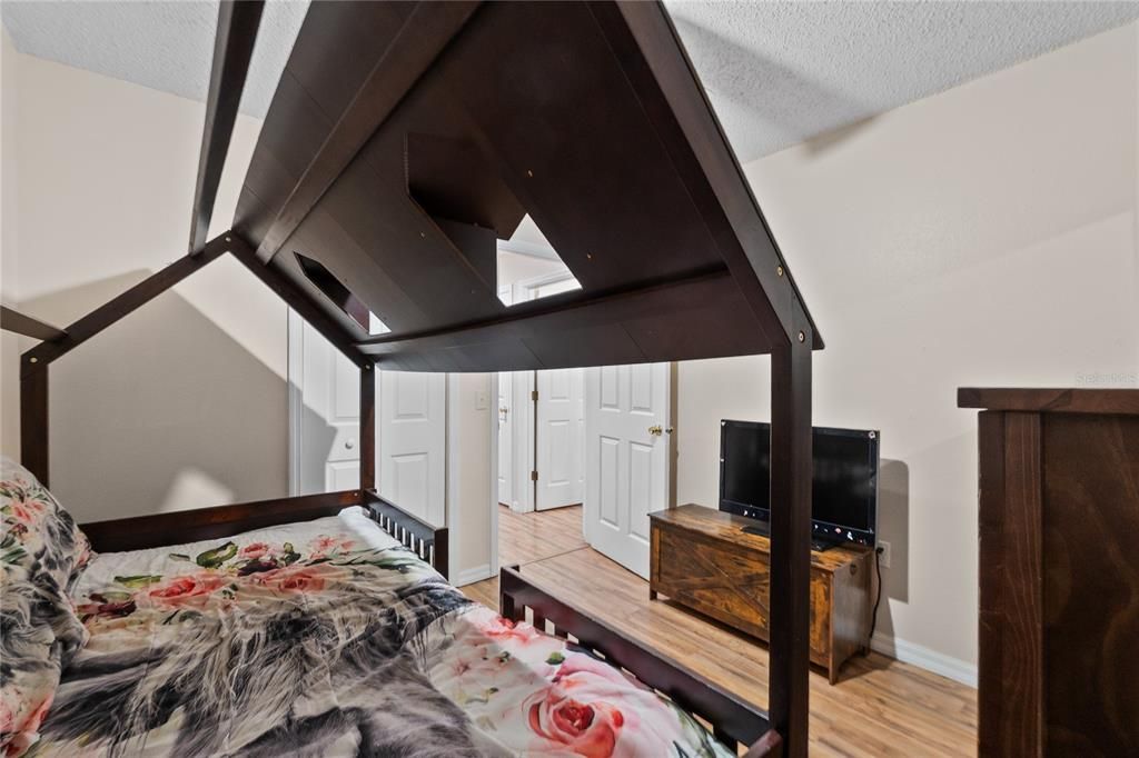 Activo con contrato: $229,000 (3 camas, 1 baños, 1063 Pies cuadrados)