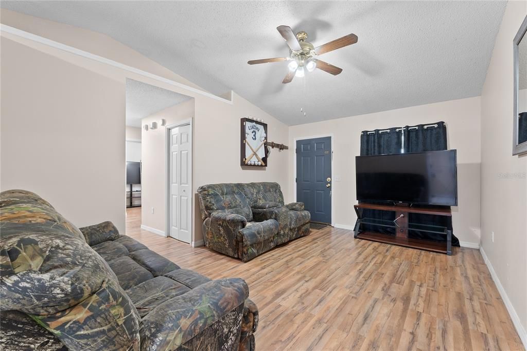 Activo con contrato: $229,000 (3 camas, 1 baños, 1063 Pies cuadrados)