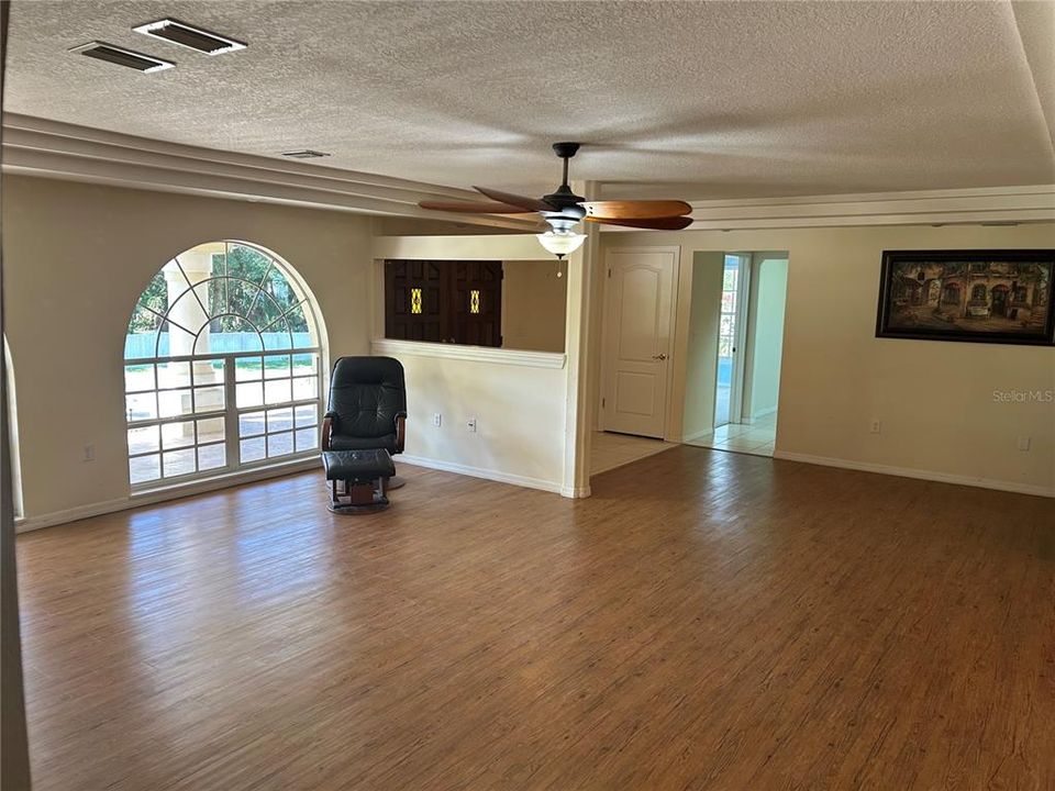 合同活跃: $369,000 (3 贝兹, 4 浴室, 2457 平方英尺)