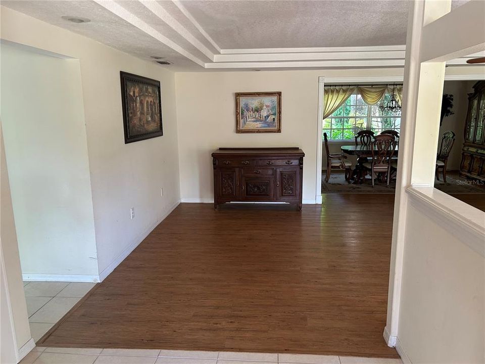 合同活跃: $369,000 (3 贝兹, 4 浴室, 2457 平方英尺)