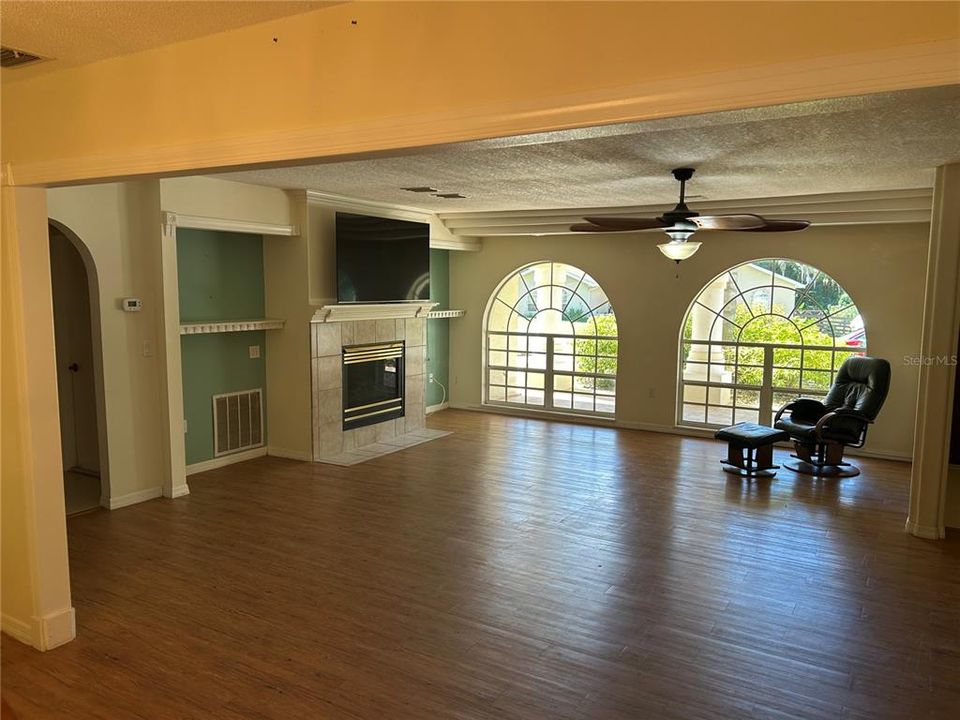 合同活跃: $369,000 (3 贝兹, 4 浴室, 2457 平方英尺)