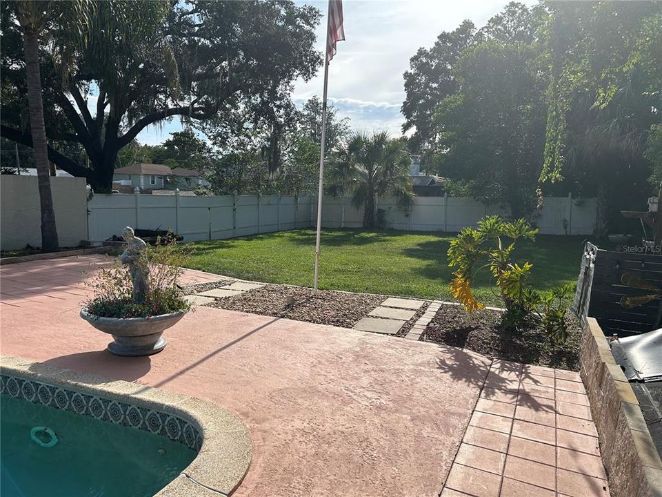 合同活跃: $369,000 (3 贝兹, 4 浴室, 2457 平方英尺)