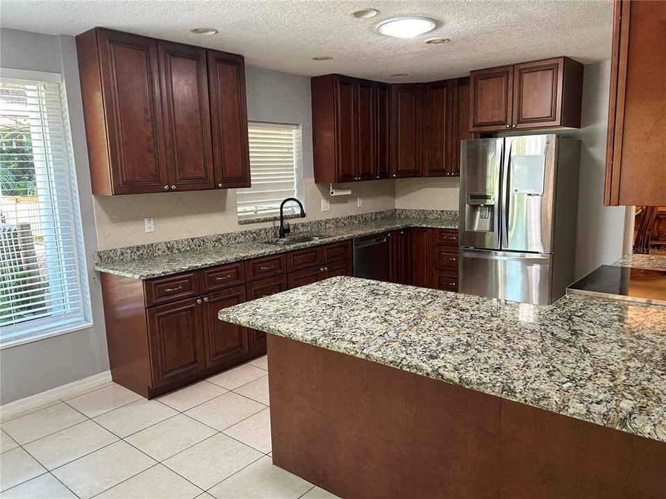 合同活跃: $369,000 (3 贝兹, 4 浴室, 2457 平方英尺)