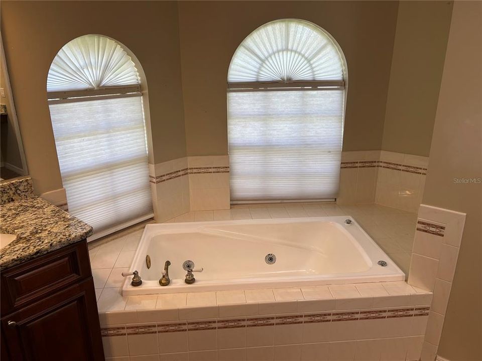 合同活跃: $369,000 (3 贝兹, 4 浴室, 2457 平方英尺)