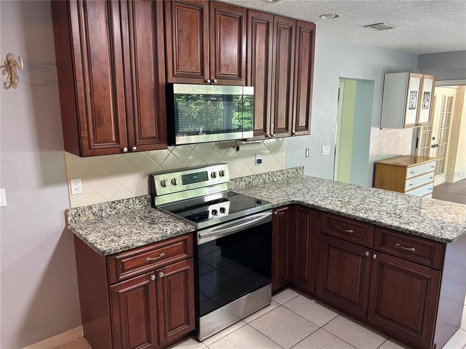 合同活跃: $369,000 (3 贝兹, 4 浴室, 2457 平方英尺)