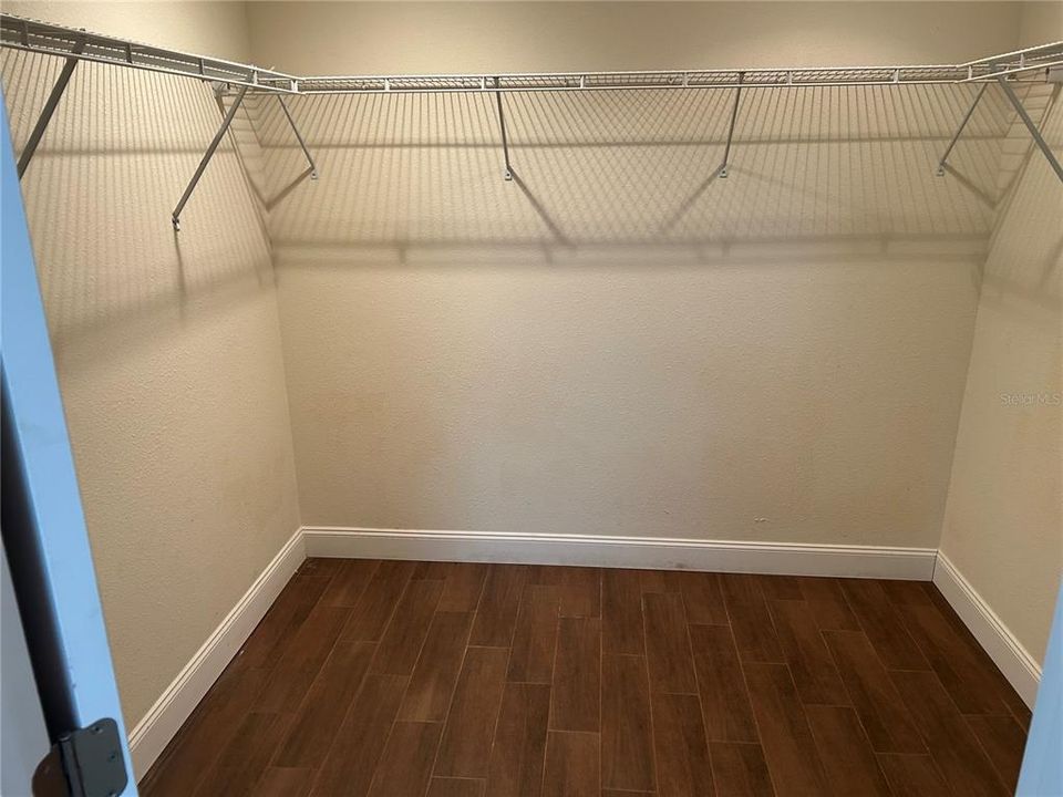 合同活跃: $369,000 (3 贝兹, 4 浴室, 2457 平方英尺)