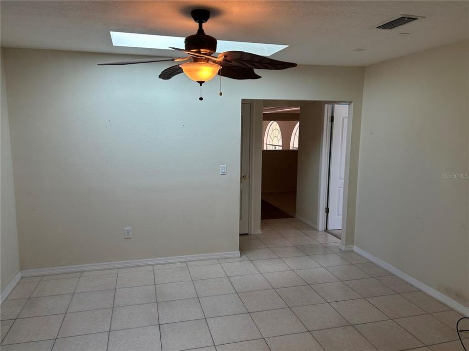 合同活跃: $369,000 (3 贝兹, 4 浴室, 2457 平方英尺)