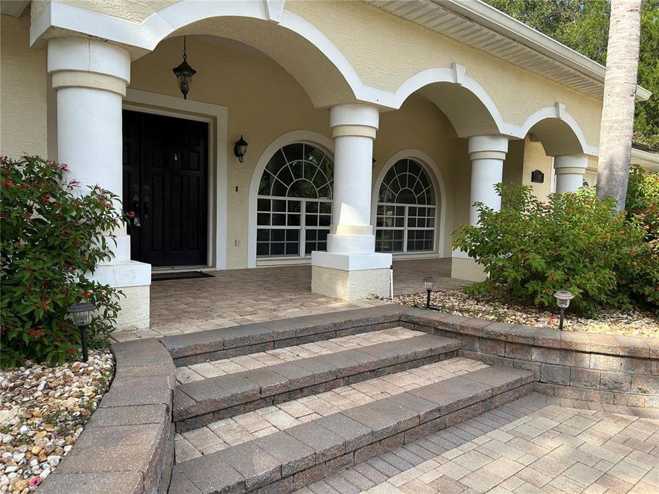 合同活跃: $369,000 (3 贝兹, 4 浴室, 2457 平方英尺)