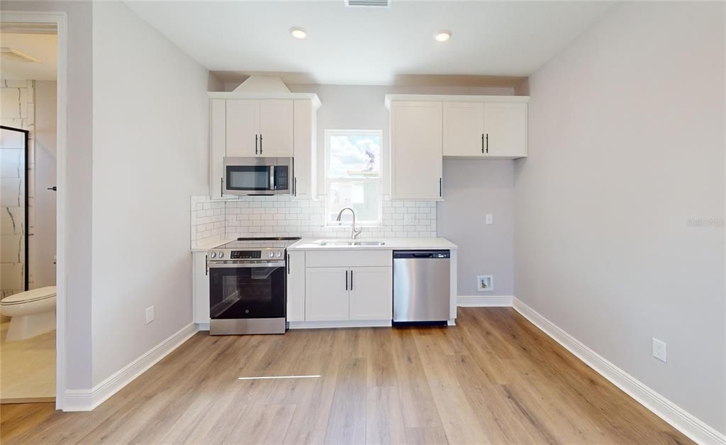 Active With Contract: $999,900 (5 beds, 4 baths, 3091 Square Feet)