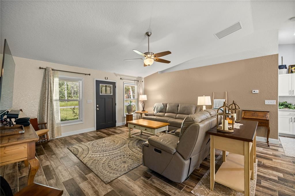 For Sale: $325,000 (3 beds, 2 baths, 1584 Square Feet)