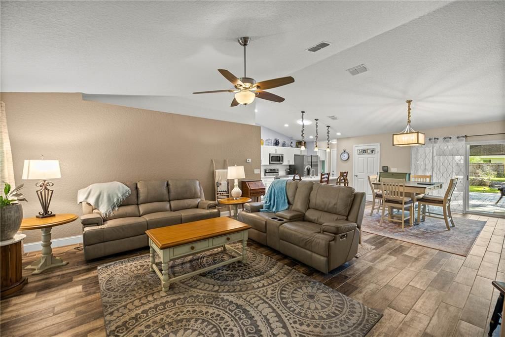 For Sale: $325,000 (3 beds, 2 baths, 1584 Square Feet)