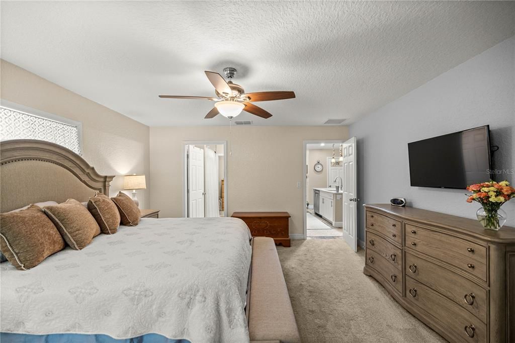 For Sale: $325,000 (3 beds, 2 baths, 1584 Square Feet)